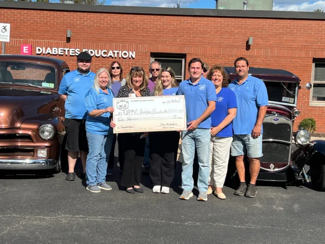 Der Kobblers make donation to diabetes education program